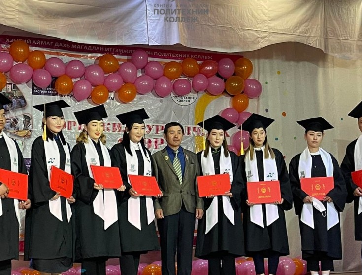 СУРАЛЦАГЧДЫН ТАЙЛАНТ ӨДӨРЛӨГ БА БАГШ, АЖИЛЛАГСДЫН ИННОВАЦИЙН БҮТЭЭЛИЙН ҮЗЭСГЭЛЭНГ ХАМТАТГАН ЗОХИОН БАЙГУУЛАВ.