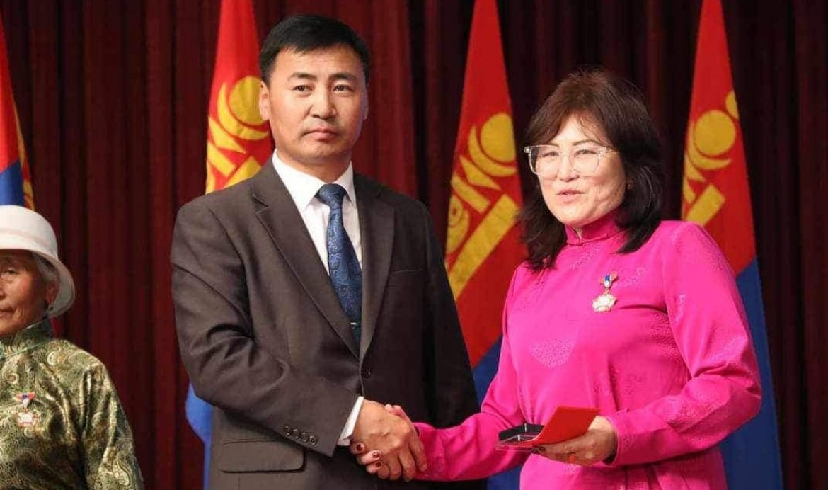 БАГШ АЖИЛЧДЫГ 100 ЖИЛИЙН ОЙН МЕДИАЛААР ШАГНАН УРАМШУУЛЛАА