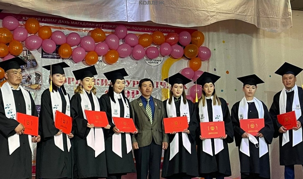 ХЭНТИЙ АЙМАГ ДАХЬ МАГАДЛАН ИТГЭМЖЛЭГДСЭН ПОЛИТЕХНИК КОЛЛЕЖИЙН СУРАЛЦАГЧДЫН ТАЙЛАНТ ӨДӨРЛӨГ БА БАГШ, АЖИЛЛАГСДЫН ИННОВАЦИЙН БҮТЭЭЛИЙН ҮЗЭСГЭЛЭНГ ХАМТАТГАН ЗОХИОН БАЙГУУЛАВ.